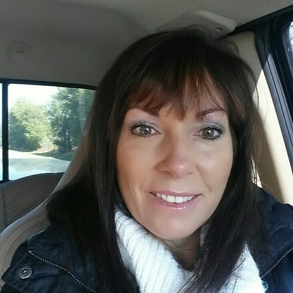 Profile Picture of Annette Engweiler (@hsdjcrro) on Poshmark