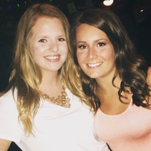Profile Picture of Rachelle Sessler (@racheller0see) on Poshmark