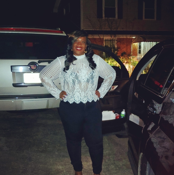 Profile Picture of Dee dee Roberts (@deerob316) on Poshmark