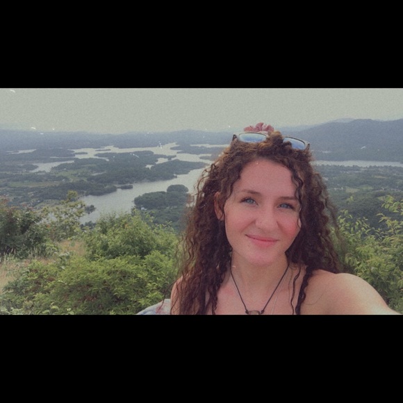 Profile Picture of Madelyn Bailey (@baileysunrayyy) on Poshmark