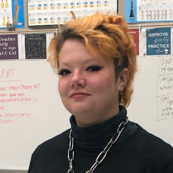 Profile Picture of Lore Vandiveer (@vandilore) on Poshmark