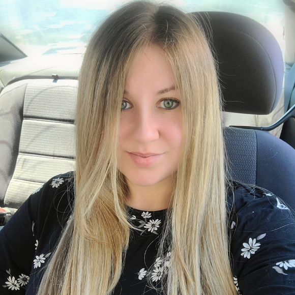 Profile Picture of Maria Crawford (@mariastachler) on Poshmark