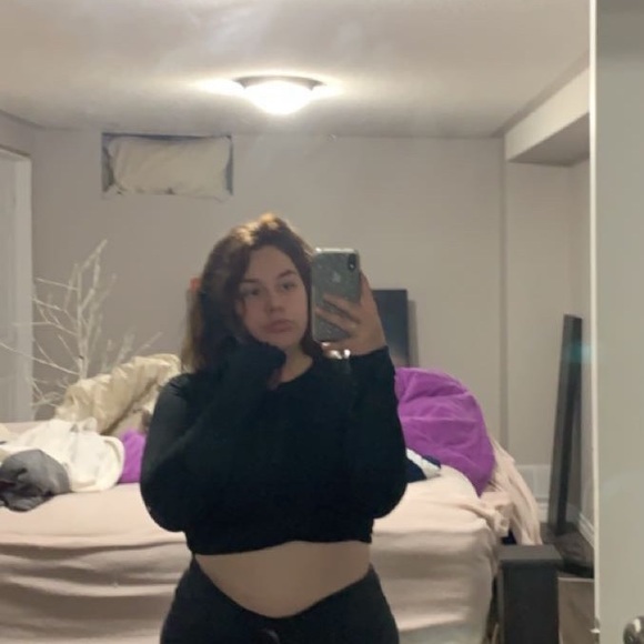 Profile Picture of Cassandra Warren (@cassandra0988) on Poshmark