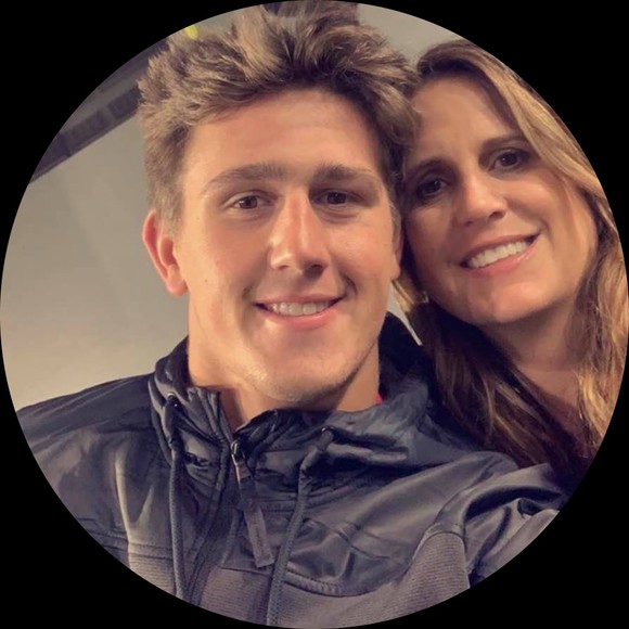 Profile Picture of Lori Wellbaum (@loriemery) on Poshmark