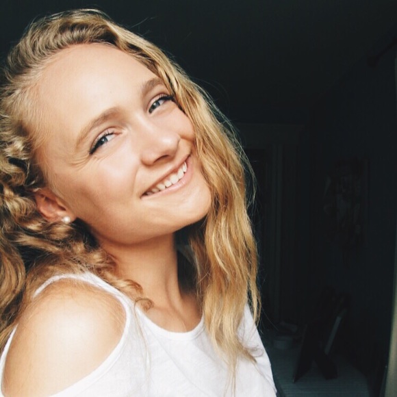 Profile Picture of Annie Schoelkopf (@a_schoel) on Poshmark