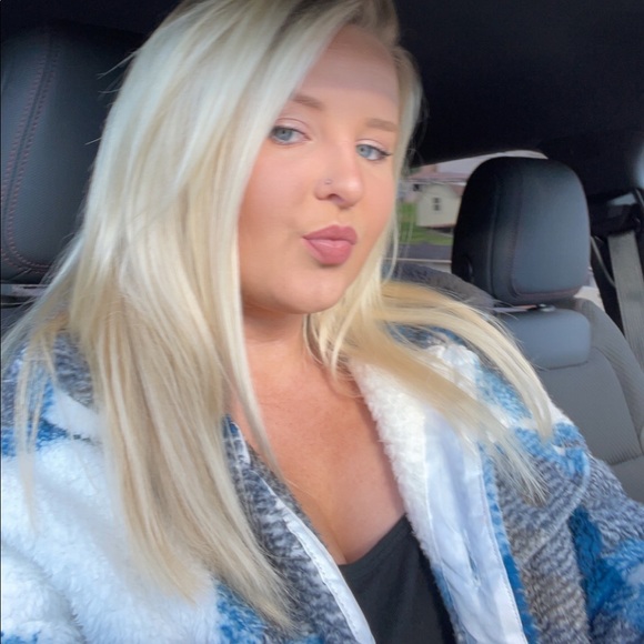 Profile Picture of Ericah Burton (@ericahburton12) on Poshmark