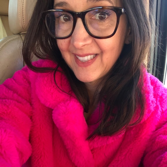 Profile Picture of Sharon Henry (@pocketbookgrl) on Poshmark
