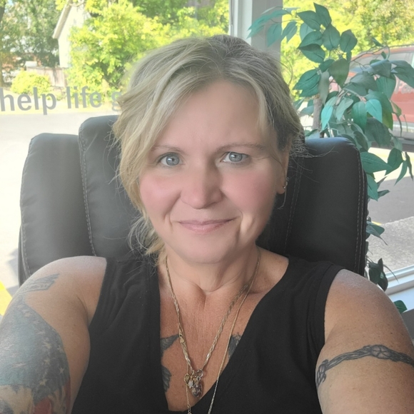 Profile Picture of Christine Zahm (@peachyzahm) on Poshmark