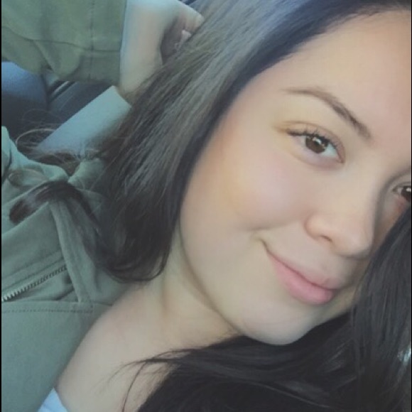 Profile Picture of Pamela Velasquez (@pamelavelasquez) on Poshmark