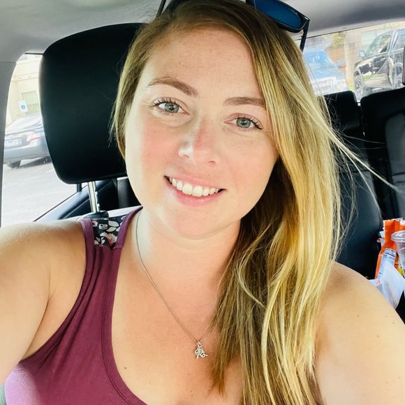 Profile Picture of Dani Black (@heyhiitsdani) on Poshmark