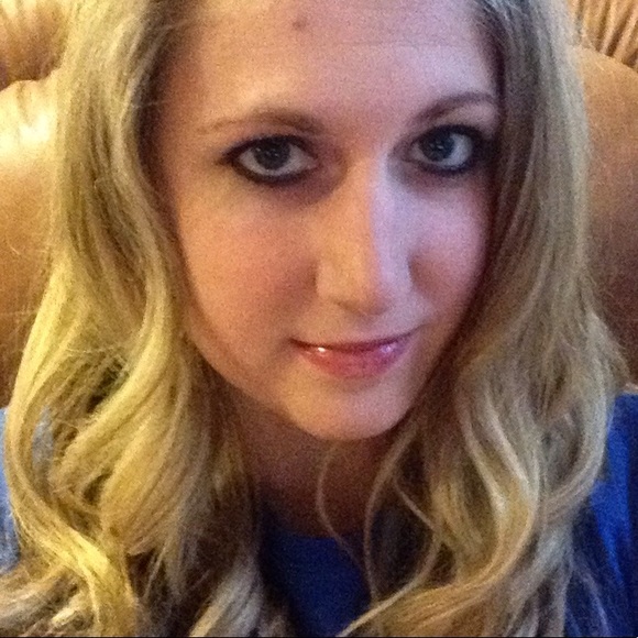 Profile Picture of Lauren Ziemann (@laurz621) on Poshmark