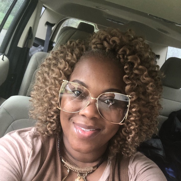 Profile Picture of Kimberly Lowe (@kimberlylowe333) on Poshmark