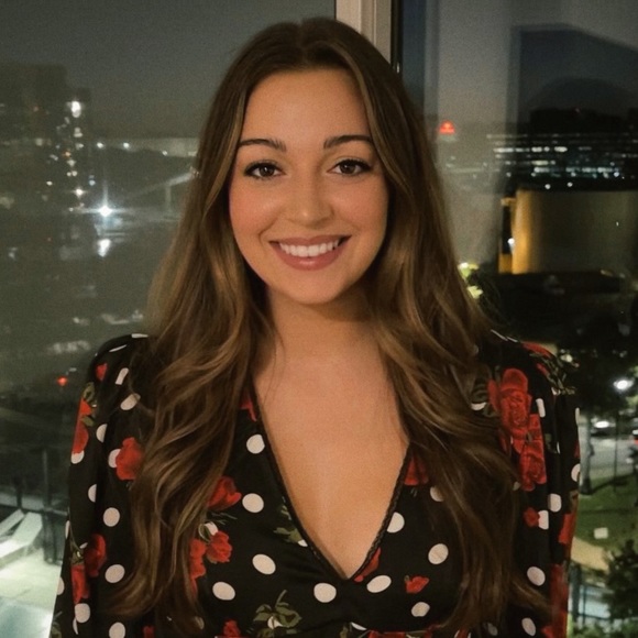 Profile Picture of Alexa Besescheck (@alexabesescheck) on Poshmark