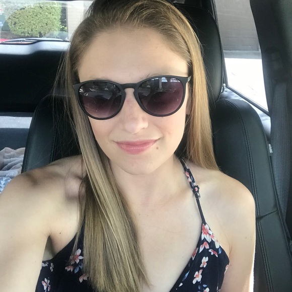Profile Picture of Caitlin Case (@caitlincase1) on Poshmark