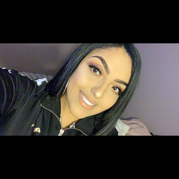 Profile Picture of Daniela Robledo (@daniela_robledo) on Poshmark