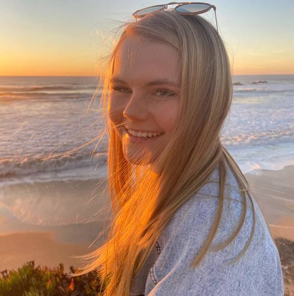 Profile Picture of Elise Shaw (@eliseshaww) on Poshmark