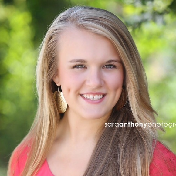 Profile Picture of Katherine Keller (@katherineannk) on Poshmark