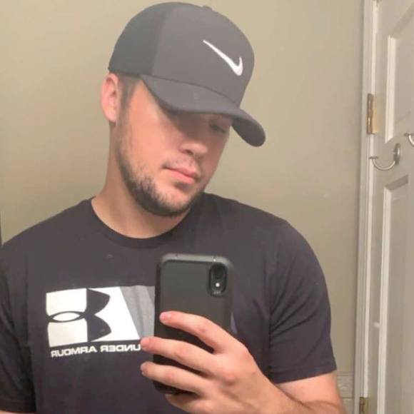 Profile Picture of Matthew Evarts (@evartsma) on Poshmark