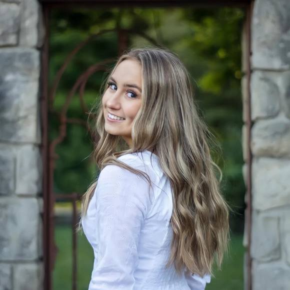 Profile Picture of Chloe Melms (@chloemelms) on Poshmark