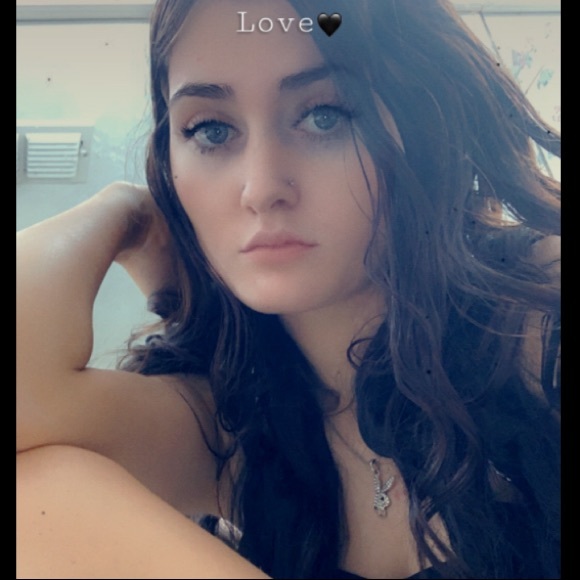 Profile Picture of Precious Webb (@stuckupprecious) on Poshmark