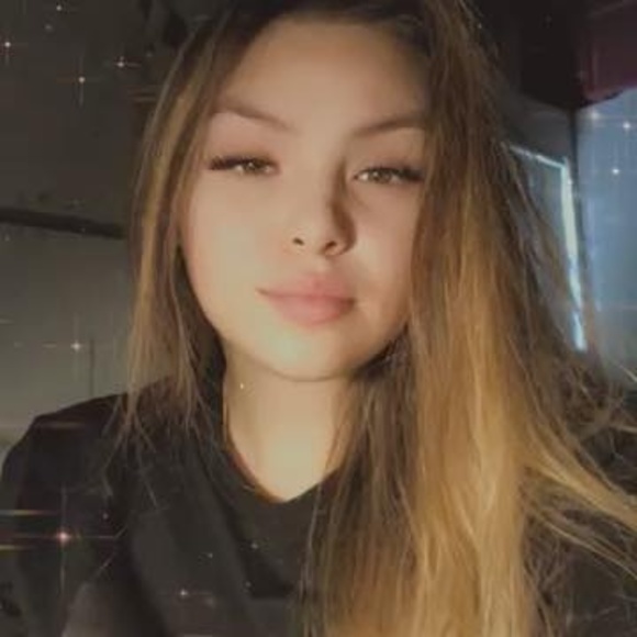 Profile Picture of Lilly Adversalo (@lillyy18) on Poshmark