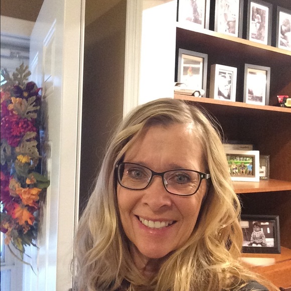 Profile Picture of Barb Rasmusson (@barbdras) on Poshmark