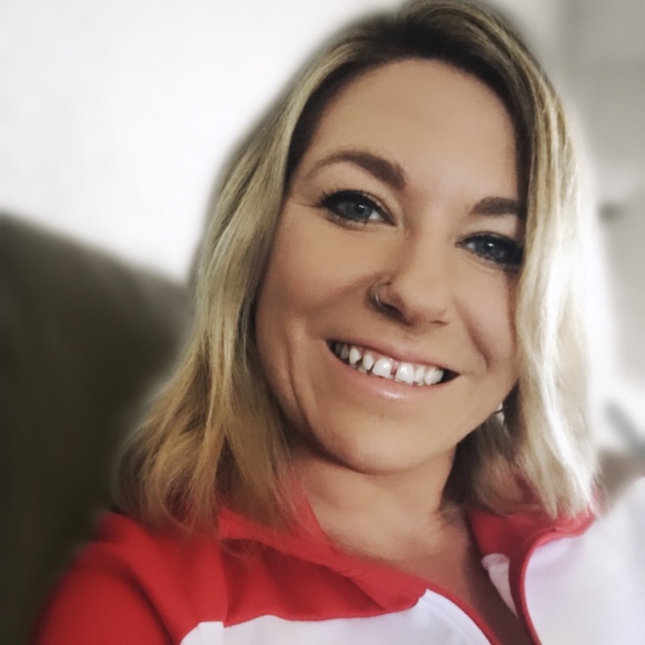 Profile Picture of Lauren Sartain (@lsartain28) on Poshmark