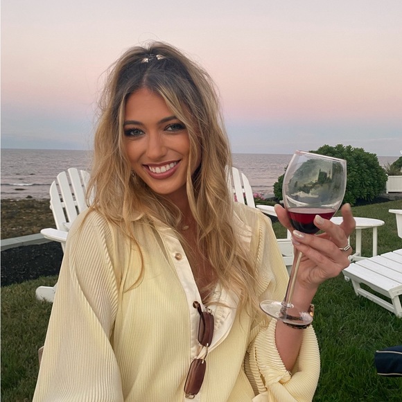 Profile Picture of Addison Luxton (@addieluxton32) on Poshmark