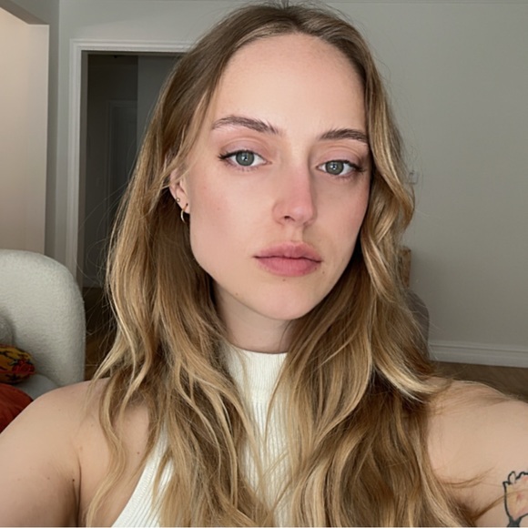 Profile Picture of Iona Shenachie (@ishen) on Poshmark
