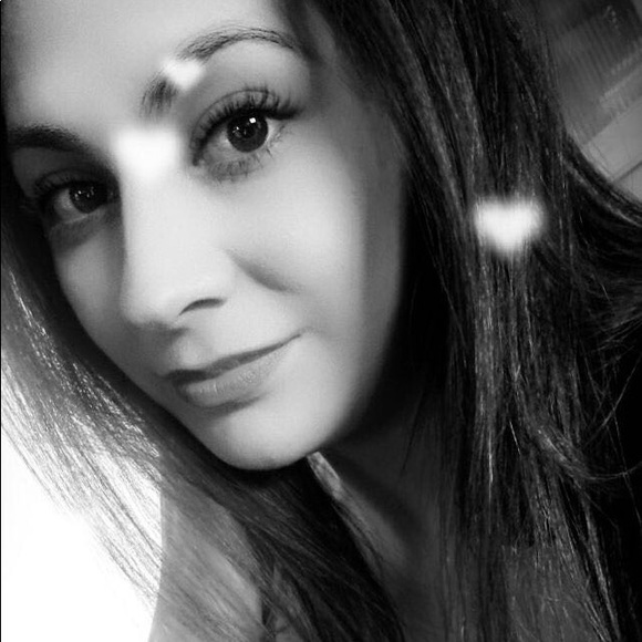 Profile Picture of Elizabeth Suchil (@elizabethsuchil) on Poshmark