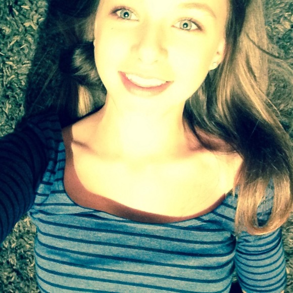 Profile Picture of Kendra Rowe (@kendraa_) on Poshmark