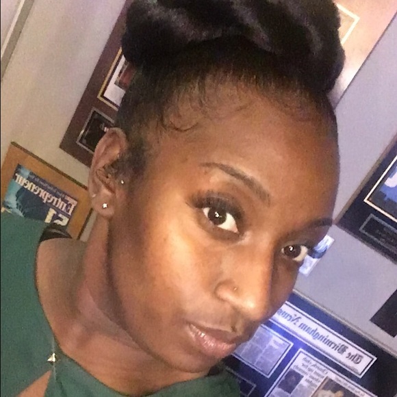 Profile Picture of Charmaine Groce (@charmainejenea0) on Poshmark