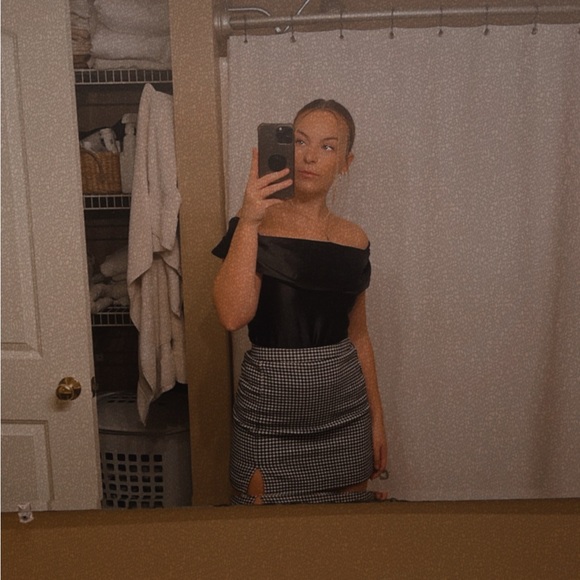 Profile Picture of Samantha Phinney (@samanthaphinney) on Poshmark