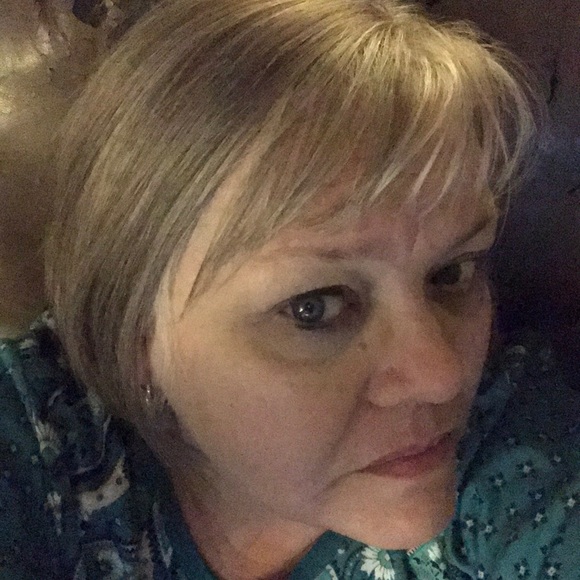 Profile Picture of Karen Shackelford (@karenkshack) on Poshmark