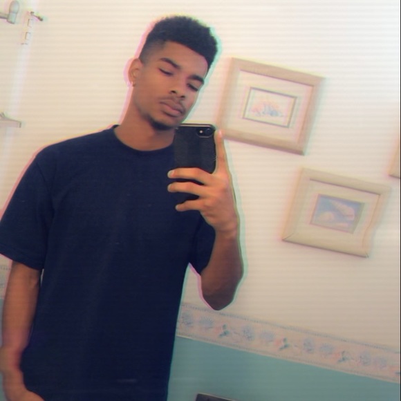 Profile Picture of Jonathan Sims (@jonathansims10) on Poshmark
