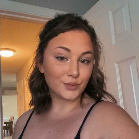 Profile Picture of Hailee Heikkinen (@haileeheikki880) on Poshmark