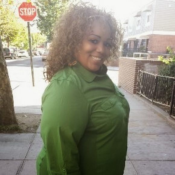 Profile Picture of Shelly Skinner (@sexysshell) on Poshmark