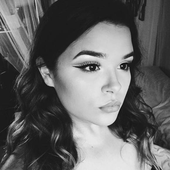 Profile Picture of Kelsie Lane (@klanee17) on Poshmark