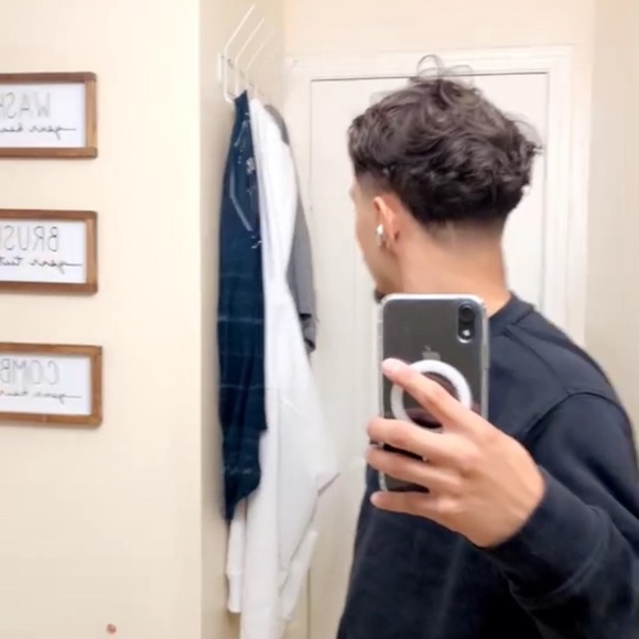 Profile Picture of Kevin Ayala (@kevinayala830) on Poshmark