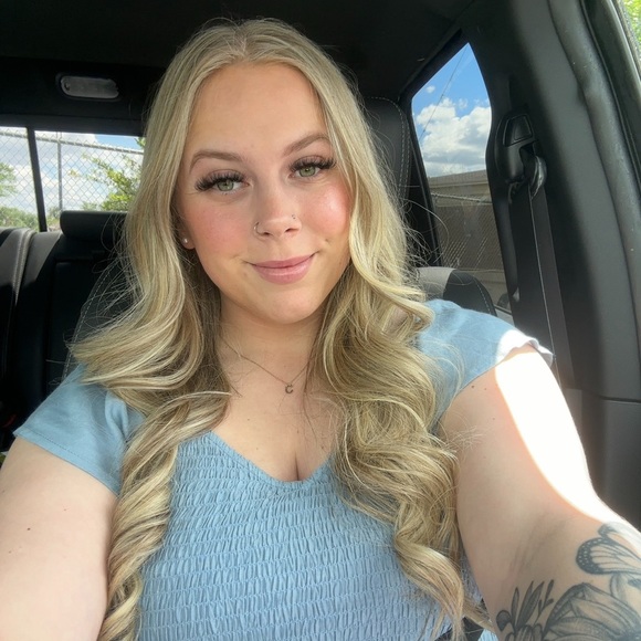 Profile Picture of Karly Gapski (@karlygapski) on Poshmark