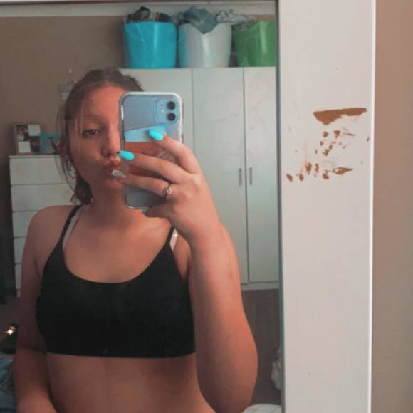 Profile Picture of Emily Beilby (@emilybeilby) on Poshmark