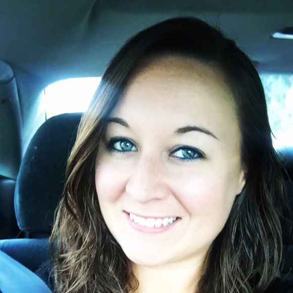 Profile Picture of Ashley Clague (@aeclague91) on Poshmark
