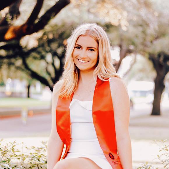 Profile Picture of Caitlin Kelly (@caitlinrkelly) on Poshmark