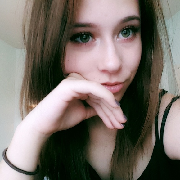 Profile Picture of Amelia Heesch (@amelia_laurennn) on Poshmark