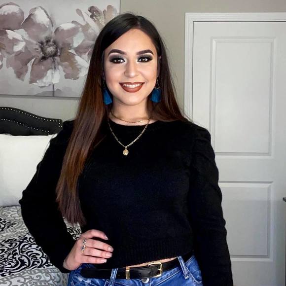 Profile Picture of Yessenia Alvarez (@yessenia_118) on Poshmark