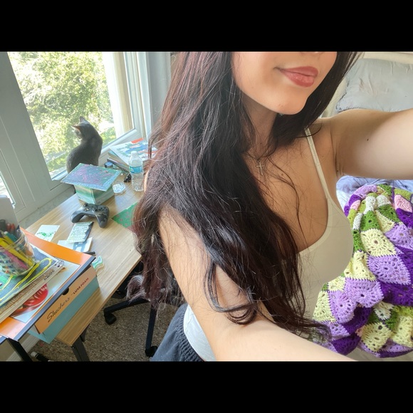 Profile Picture of Audree H (@audreepearl) on Poshmark