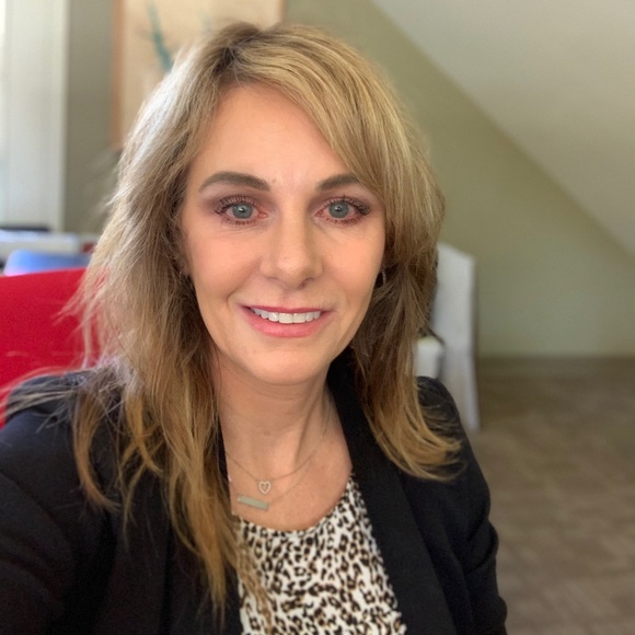 Profile Picture of Mitzy Shupert (@mashupert) on Poshmark