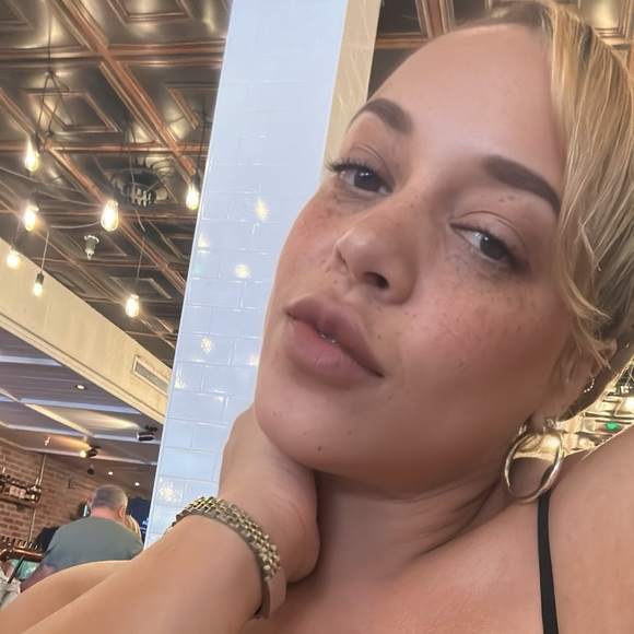 Profile Picture of Ashley Thames (@gizzymoto) on Poshmark