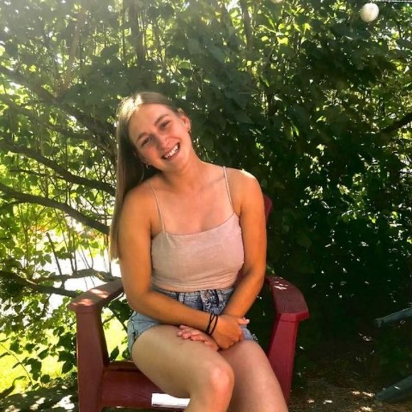 Profile Picture of Emmy Liechti (@emmyliechti) on Poshmark