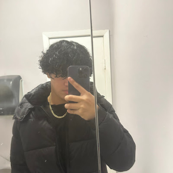 Profile Picture of David Vanegas (@alexsantana1829) on Poshmark